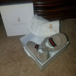 Gucci baby shoes includes bag